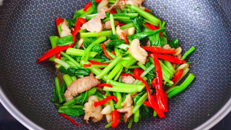 菜心红椒炒肉片,大火把所有食材,翻炒均匀即可关火。