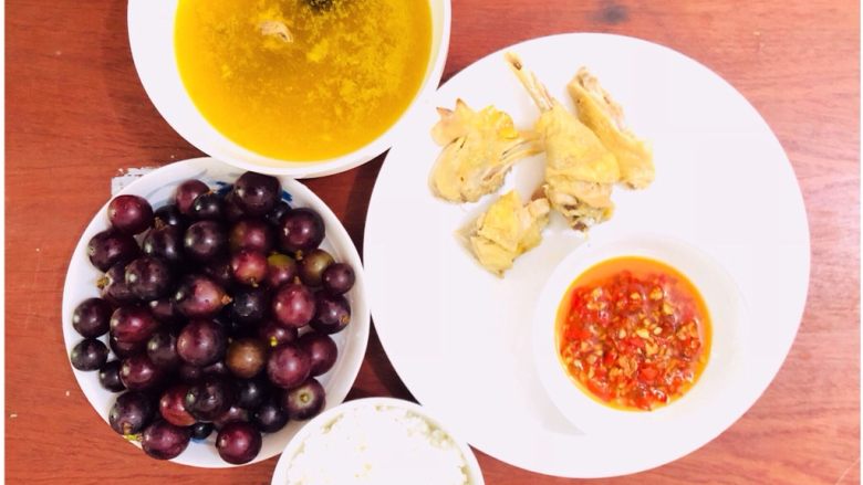 蒜蓉辣椒和客家剁椒,但但但但!!!!
又过了半个月(这半个月时间没有开瓶,放在冰箱冷藏。没有开瓶是因为被我拧得太紧,打不开!!!),终于找到壮汉帮我开瓶,试了味道,非常不错!花椒的辣味淡下去了,不辣口了。然后蒜蓉和辣椒的味道口感都变得丰富。唯一的不足就是有点油,但是为了保存方便,还没有见过不油的哈??(///▽///)