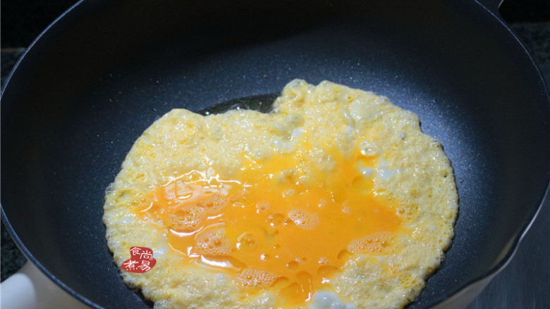 黄瓜木耳炒鸡蛋,热锅,倒入食用油,将蛋液倒入锅中,大火煎成蛋片,用筷子划散后盛出待用;