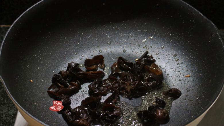 黄瓜木耳炒鸡蛋,继续热锅,倒入少许食用油,将黑木耳倒入锅中,大火煸炒片刻,黑木耳会爆锅,此时应遮上锅盖,防止木耳溅出来;