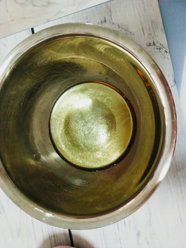 小月饼,<a style='color:red;display:inline-block;' href='/shicai/ 5389'>转化糖浆</a>中加入加入见水,搅拌均匀