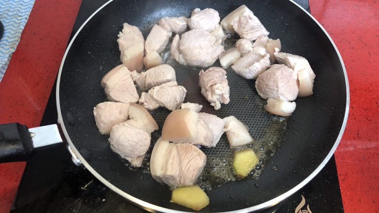 小拉家私房红烧肉 | 酱汁拌饭两碗米饭下肚
,用刚才煎蛋剩余的油煎肉,放入生<a style='color:red;display:inline-block;' href='/shicai/ 37'>姜</a>片。