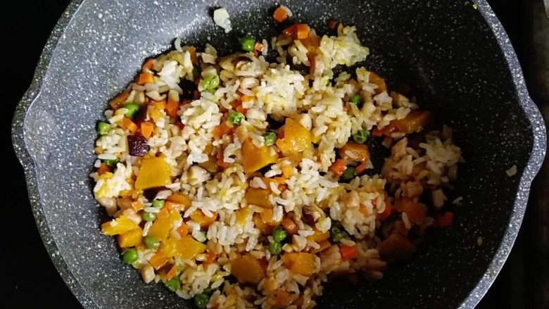 南瓜肉末炒饭,焖煮至收汁,倒入熟米饭炒匀