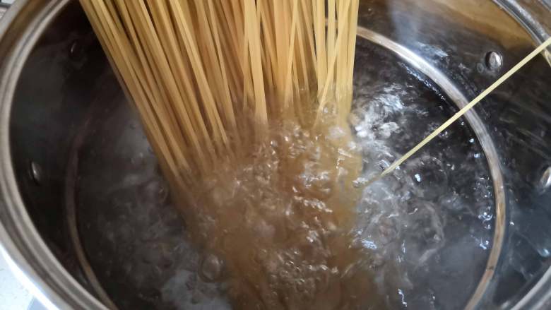芝士小龙虾焗意面,放入欧丽薇兰意大利面,煮十分钟