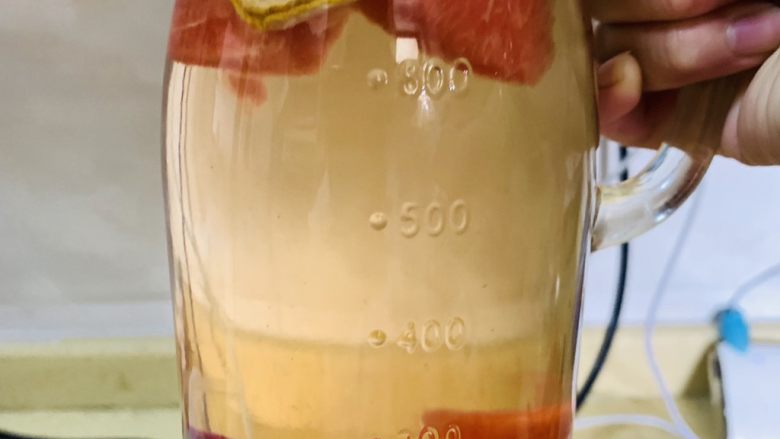 高颜值火龙果西瓜水果薄荷茶,然后加入切开火龙果丁,苹果丁,西瓜丁泡开入味,待凉却。