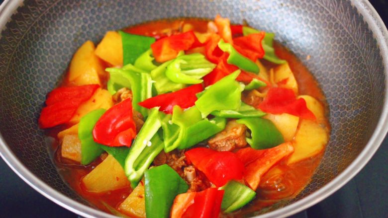 鸭腿烧双椒土豆,看见锅中汤汁变浓稠时,放入青红椒。