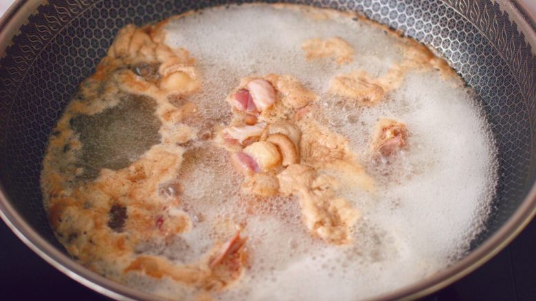 鸭腿烧双椒土豆,大火煮沸后,继续煮5分钟左右,捞出冲洗干净后备用。