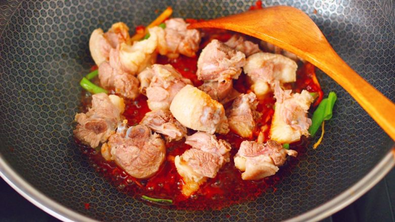 鸭腿烧双椒土豆,放入焯过水的鸭肉,大火继续翻炒片刻。