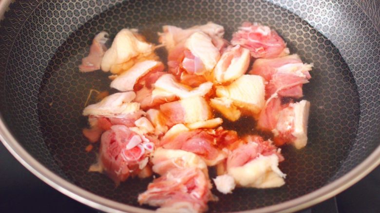 鸭腿烧双椒土豆,锅中倒入适量的清水,加入5克<a style='color:red;display:inline-block;' href='/shicai/ 718'>料酒</a>,把鸭肉放入锅中。