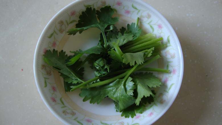 麻酱黄瓜,蒜切末,香菜切段备用