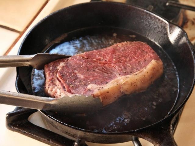 迷迭香黑胡椒牛排,放入牛排,每隔15-20秒翻一次面,煎4-6分钟