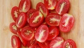 迷迭香黑胡椒牛排,<a style='color:red;display:inline-block;' href='/shicai/ 3438'>圣女果</a>洗净,用刀一切为二