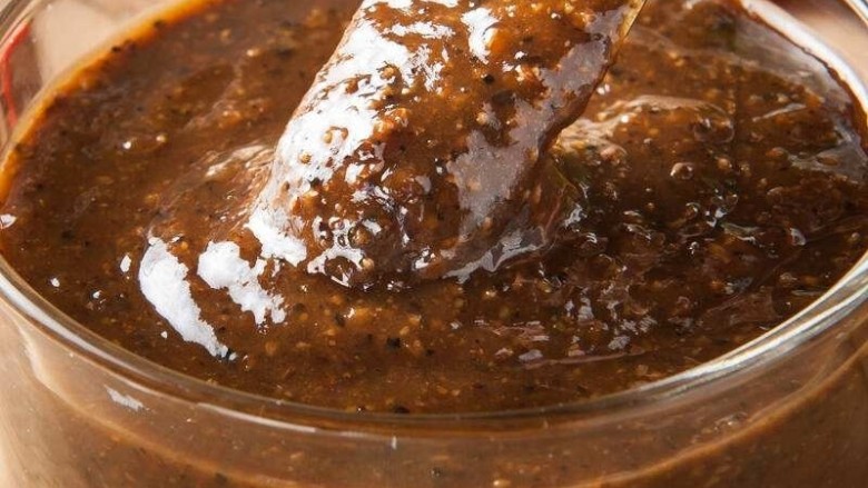 迷迭香黑胡椒牛排,起锅前淀粉加水,调好后倒入搅拌一下粘稠即可