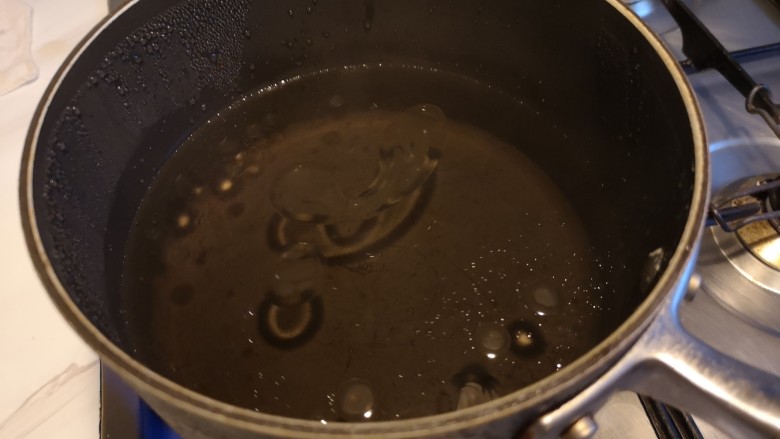 虾丸菠菜汤,锅内加入水,加少许油。