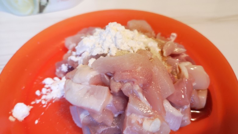 红烧鸡肉香菇,放入淀粉。,胡椒粉,生抽, 少许盐。搅拌均匀备用。