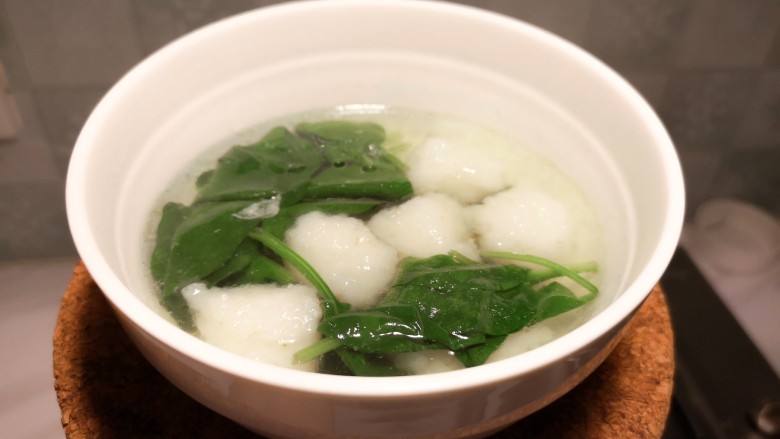 虾丸菠菜汤,加入盐,<a style='color:red;display:inline-block;' href='/shicai/ 847'>香油</a>,就可以盛出来享用了。