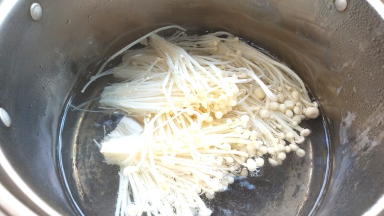 番茄酸汤肥牛,焯水后捞出,放入大碗中备用