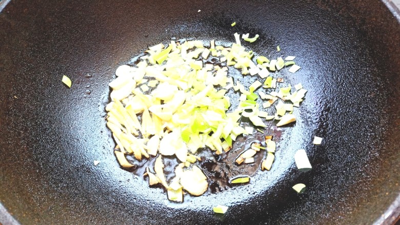番茄酸汤肥牛,起锅烧油,爆香葱姜蒜