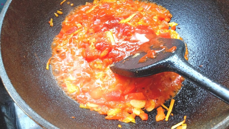 番茄酸汤肥牛,炒出香味出汁,放入<a style='color:red;display:inline-block;' href='/shicai/ 699'>番茄酱</a>翻炒均匀