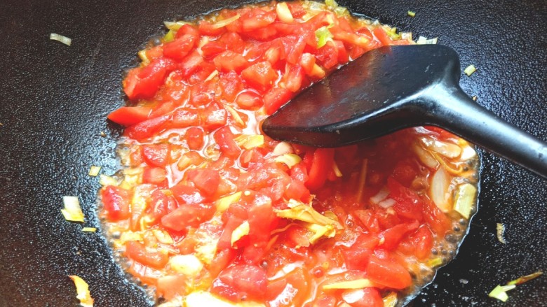 番茄酸汤肥牛,倒入番茄翻炒片刻,放入少许<a style='color:red;display:inline-block;' href='/shicai/ 788'>生抽</a>翻炒