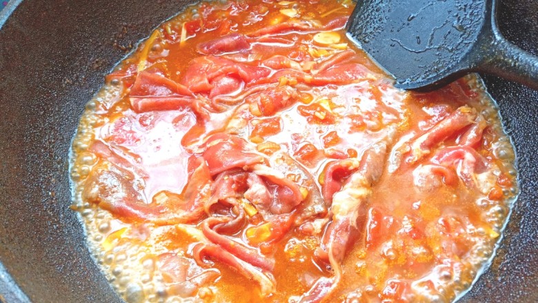 番茄酸汤肥牛,倒入<a style='color:red;display:inline-block;' href='/shicai/ 9158'>牛肉片</a>,倒入料酒,翻拌均匀