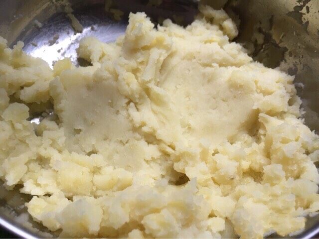 五彩培根土豆卷,土豆蒸熟用勺子压成泥;