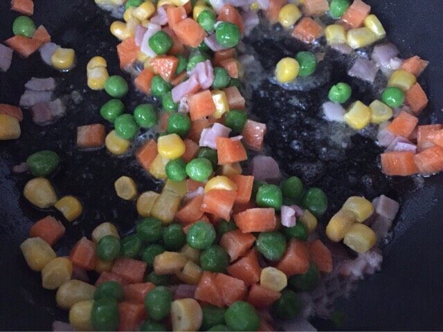 五彩培根土豆卷,倒入蔬菜继续翻炒至熟,调入一点点盐,关火;