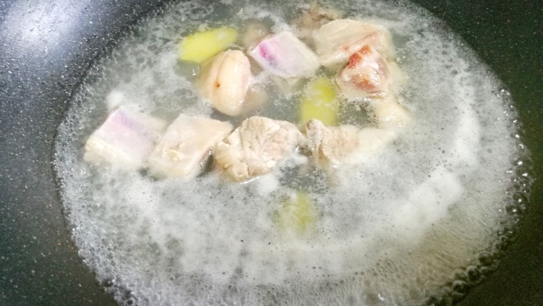 清甜浓郁的海带黄豆排骨汤,焯去血水,捞出净水洗净沥干备用。