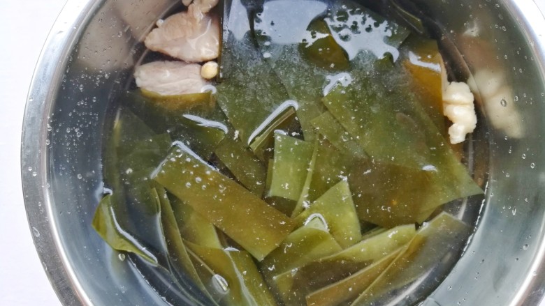 清甜浓郁的海带黄豆排骨汤,加入没过食材的水,开启煲汤模式。