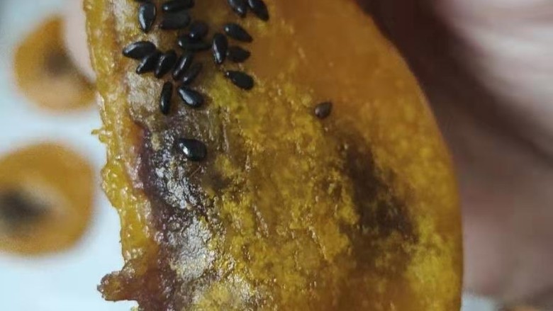 南瓜糯米夹心饼,外脆里嫩,好吃美味。