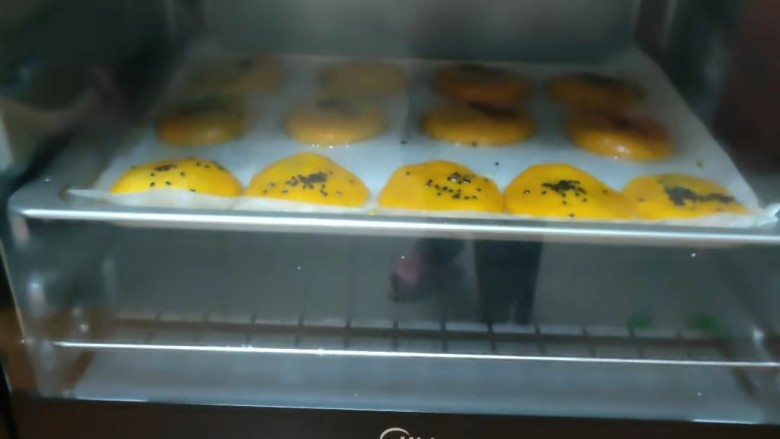 南瓜糯米夹心饼,烤箱150度上下火,25分钟