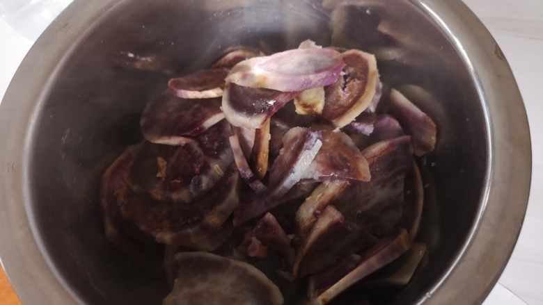 奶香拉丝紫薯饼,上锅蒸15分钟,把紫薯蒸熟。