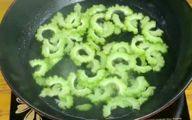 清炒苦瓜,这道优秀的菜肴夏天必吃,将苦瓜在沸水中绰水过一下,不仅可以去除掉苦瓜中的大部分草酸,还可以降低一些苦瓜的苦味。
