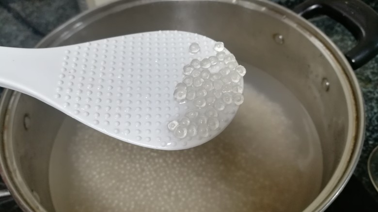 炎炎烈日,你需要这道清凉解暑,让你透心凉的西米露,第一次水开后的<a style='color:red;display:inline-block;' href='/shicai/ 5163'>西米</a>,有点儿变样了