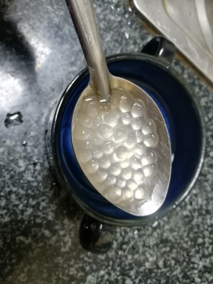 炎炎烈日,你需要这道清凉解暑,让你透心凉的西米露,开盖后有点小白点,继续加水煮,继续焖。
知道完全没有小白点。