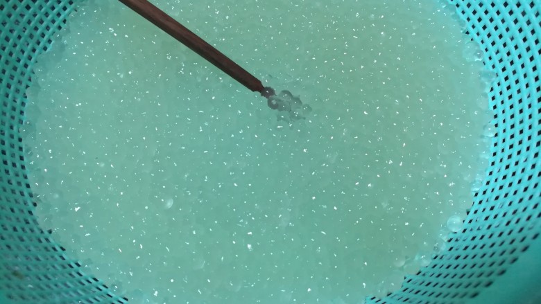 炎炎烈日,你需要这道清凉解暑,让你透心凉的西米露,沥干水分的西米,已经非常漂亮啦,每一颗都晶莹剔透的,实在诱人。