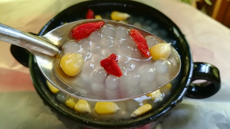 炎炎烈日,你需要这道清凉解暑,让你透心凉的西米露,撒上<a style='color:red;display:inline-block;' href='/shicai/ 673'>枸杞</a>,加入白糖。
成品图,是不是看着就很诱人呀?
一碗下肚,真的是透心凉,太舒服了。