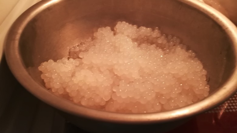 炎炎烈日,你需要这道清凉解暑,让你透心凉的西米露,放冷后,放进冰箱冷藏。
很快西米就会涨起来,变得很大。
