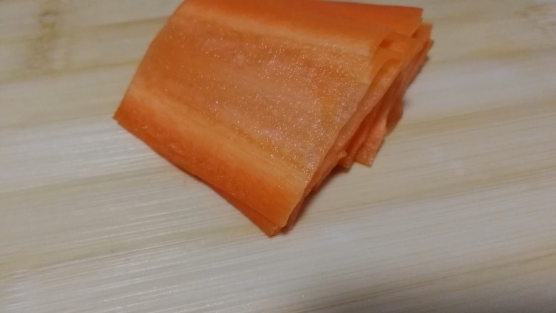 胡萝卜浓汤意面,胡萝卜切片,再切丝