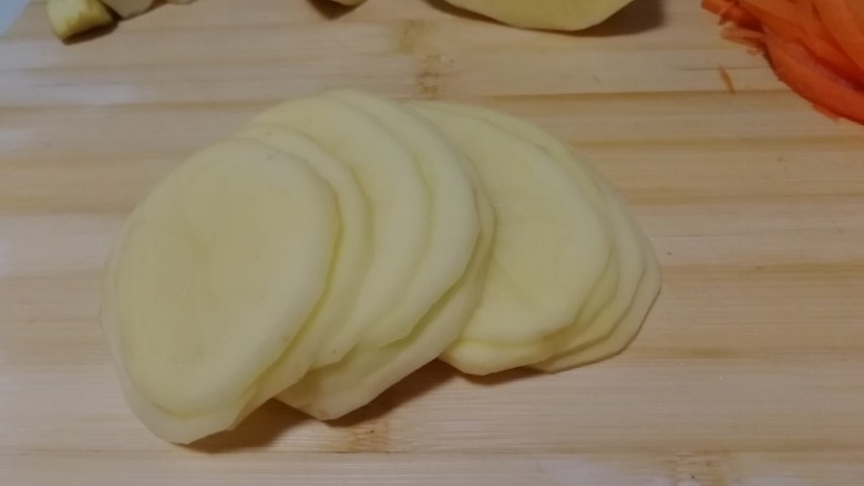 胡萝卜浓汤意面,土豆切片,切丝
