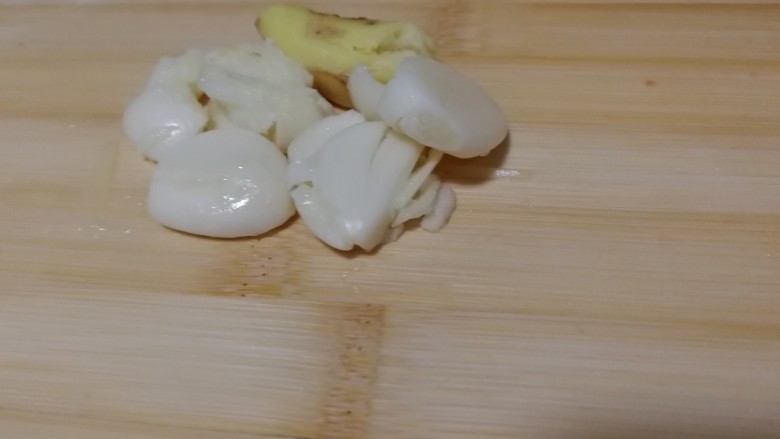 胡萝卜浓汤意面,生姜大蒜用刀背拍碎,剁细