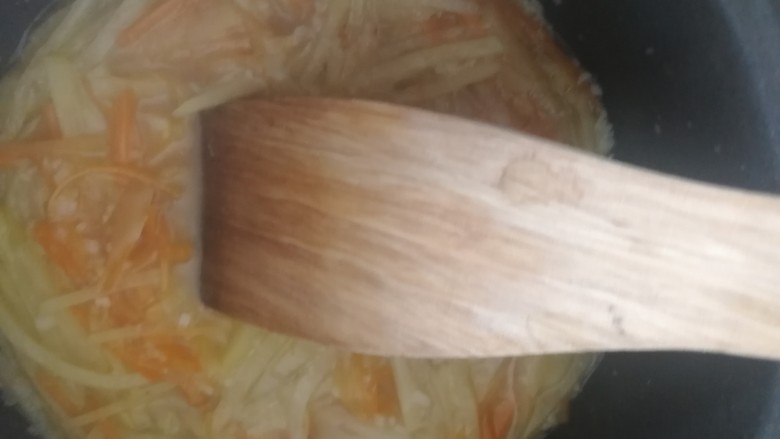 胡萝卜浓汤意面,加入没过食材的清水,煮开后关小火,煮到胡萝卜丝、土豆丝软烂