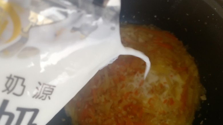 胡萝卜浓汤意面,倒入鲜牛奶,煮到你喜欢的浓稠度