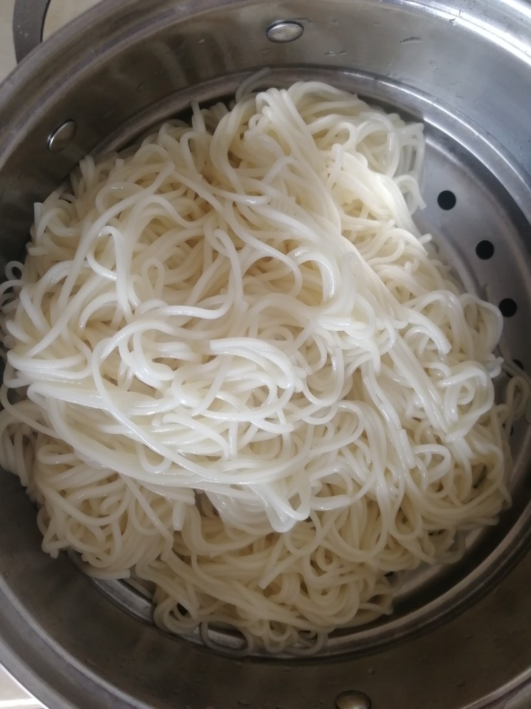 胡萝卜浓汤意面,煮熟后加冷水沥干,滴几滴油会更好
