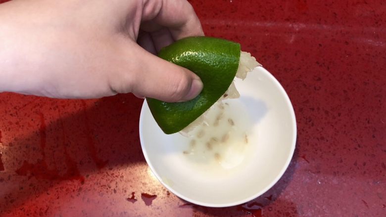 泰式青柠蒸鱼∣鲜嫩口感酸甜开胃,蒸煮的时候我们来制作酱料,将剩余半个青柠挤汁。