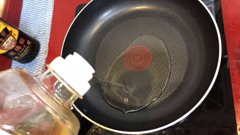 泰式青柠蒸鱼∣鲜嫩口感酸甜开胃,锅内倒入油,加热。