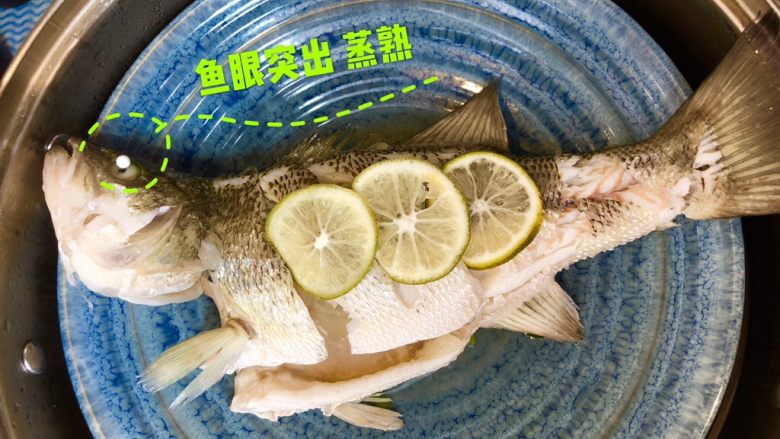 泰式青柠蒸鱼∣鲜嫩口感酸甜开胃,鱼眼突出就说明熟了,1斤左右的鱼大概7分钟左右,取出盘,把多余的汤汁倒掉(如果不倒掉汤汁会比较腥)。