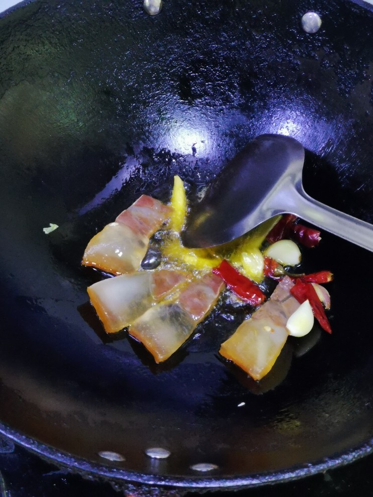 鱼头豆腐汤,开搞!大蒜生<a style='color:red;display:inline-block;' href='/shicai/ 37'>姜</a>辣椒入油,出味后放入肉片
