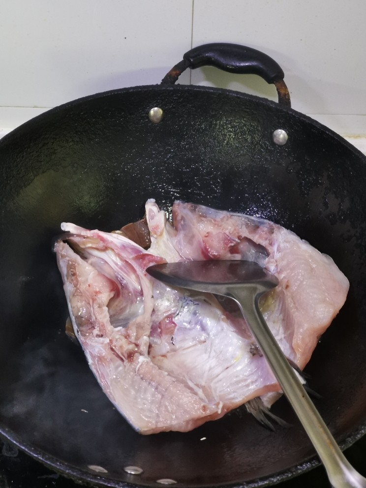 鱼头豆腐汤,入锅,油煎