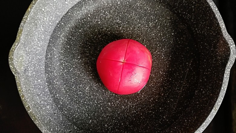 番茄土豆烩饭,<a style='color:red;display:inline-block;' href='/shicai/ 59'>番茄</a>割十字,然后热水里煮一下方便去皮